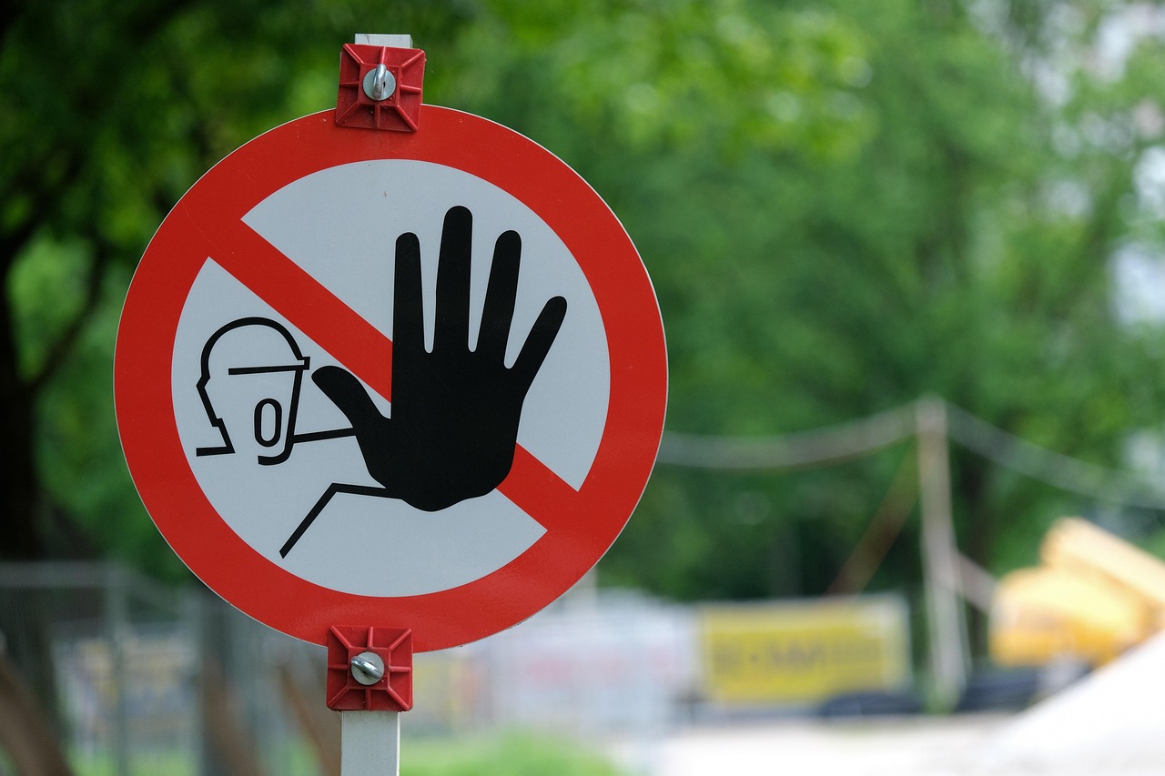 Varningsskylt med hand som stoppar